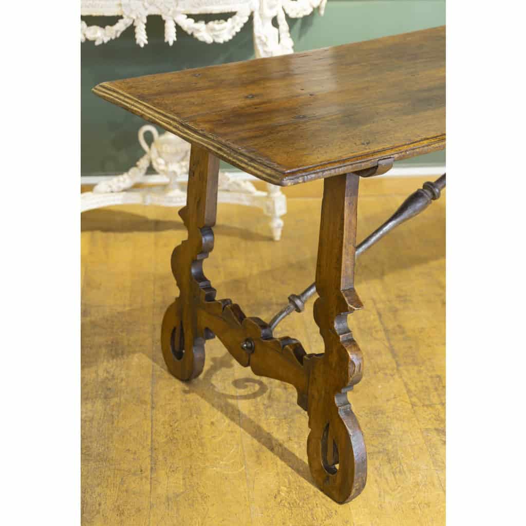 Table espagnole en noyer du 18ème siècle 9