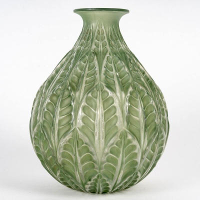 1927 René Lalique – Vase Malesherbes Verre Blanc Patiné Vert