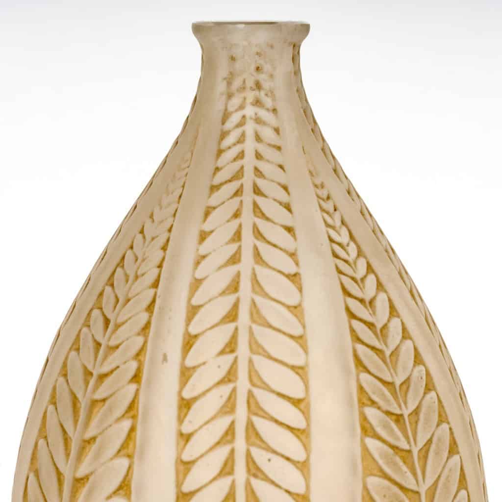 1921 René Lalique – Vase Acacia Verre Blanc Patiné Sépia 5