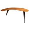 Bureau Boomerang de style design en bois fruitier reposant sur trois pieds en métal. 20