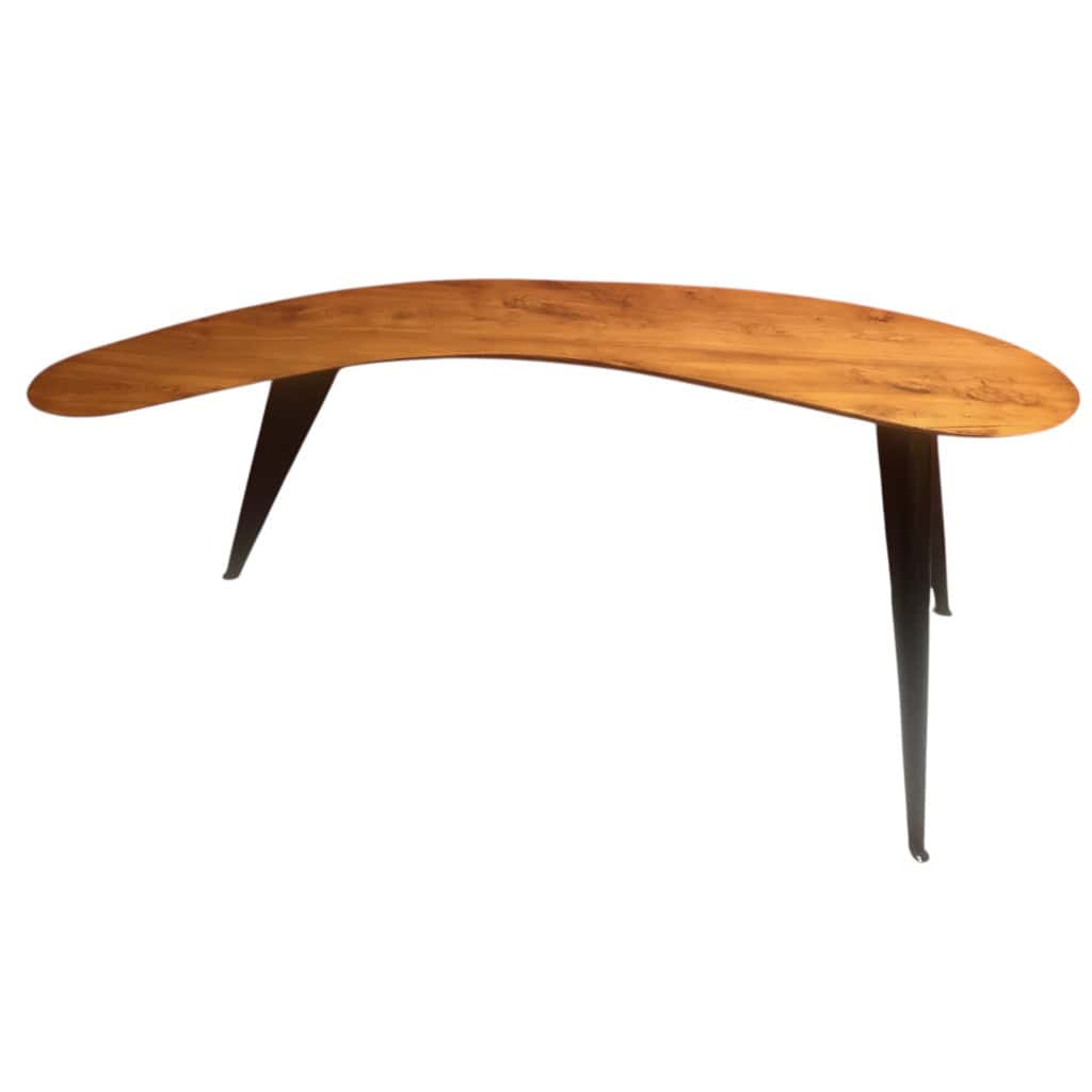 Bureau Boomerang de style design en bois fruitier reposant sur trois pieds en métal. 10