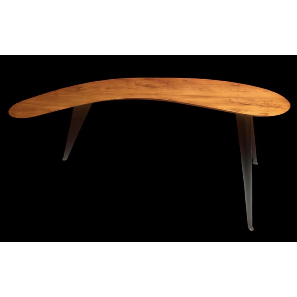 Bureau Boomerang de style design en bois fruitier reposant sur trois pieds en métal. 8