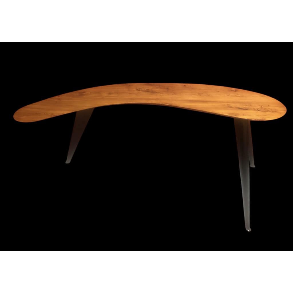 Bureau Boomerang de style design en bois fruitier reposant sur trois pieds en métal. 11