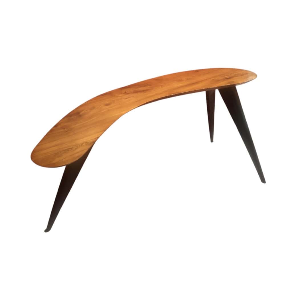 Bureau Boomerang de style design en bois fruitier reposant sur trois pieds en métal. 12
