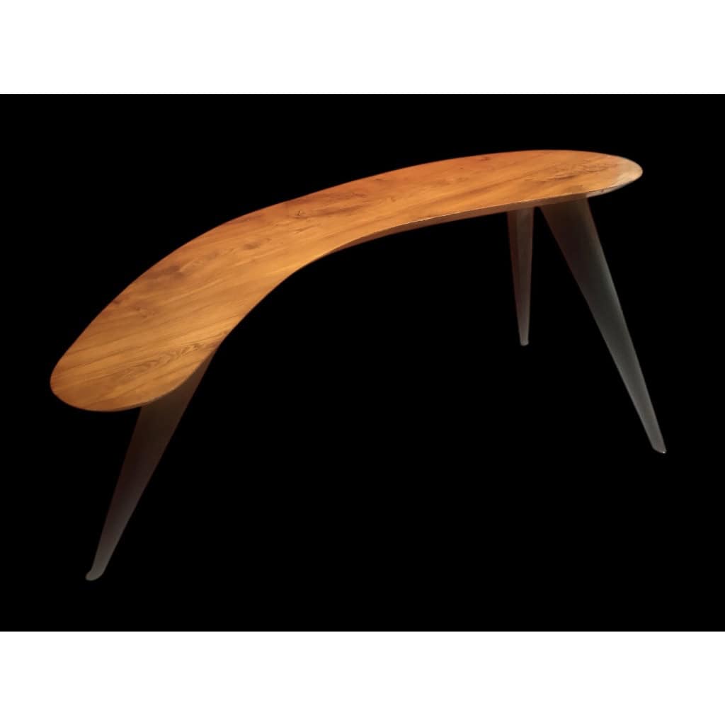 Bureau Boomerang de style design en bois fruitier reposant sur trois pieds en métal. 9