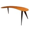 Bureau Boomerang de style design en bois fruitier reposant sur trois pieds en métal. 13