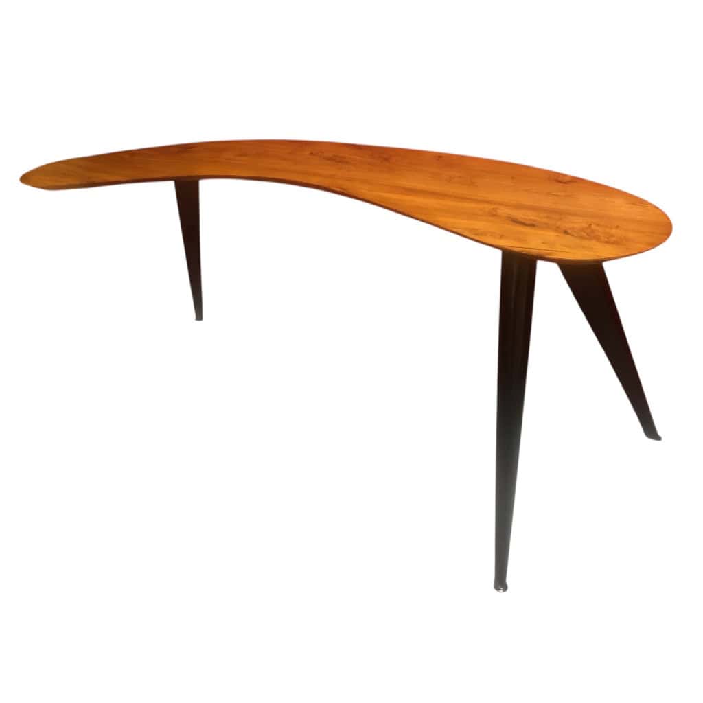 Bureau Boomerang de style design en bois fruitier reposant sur trois pieds en métal. 3
