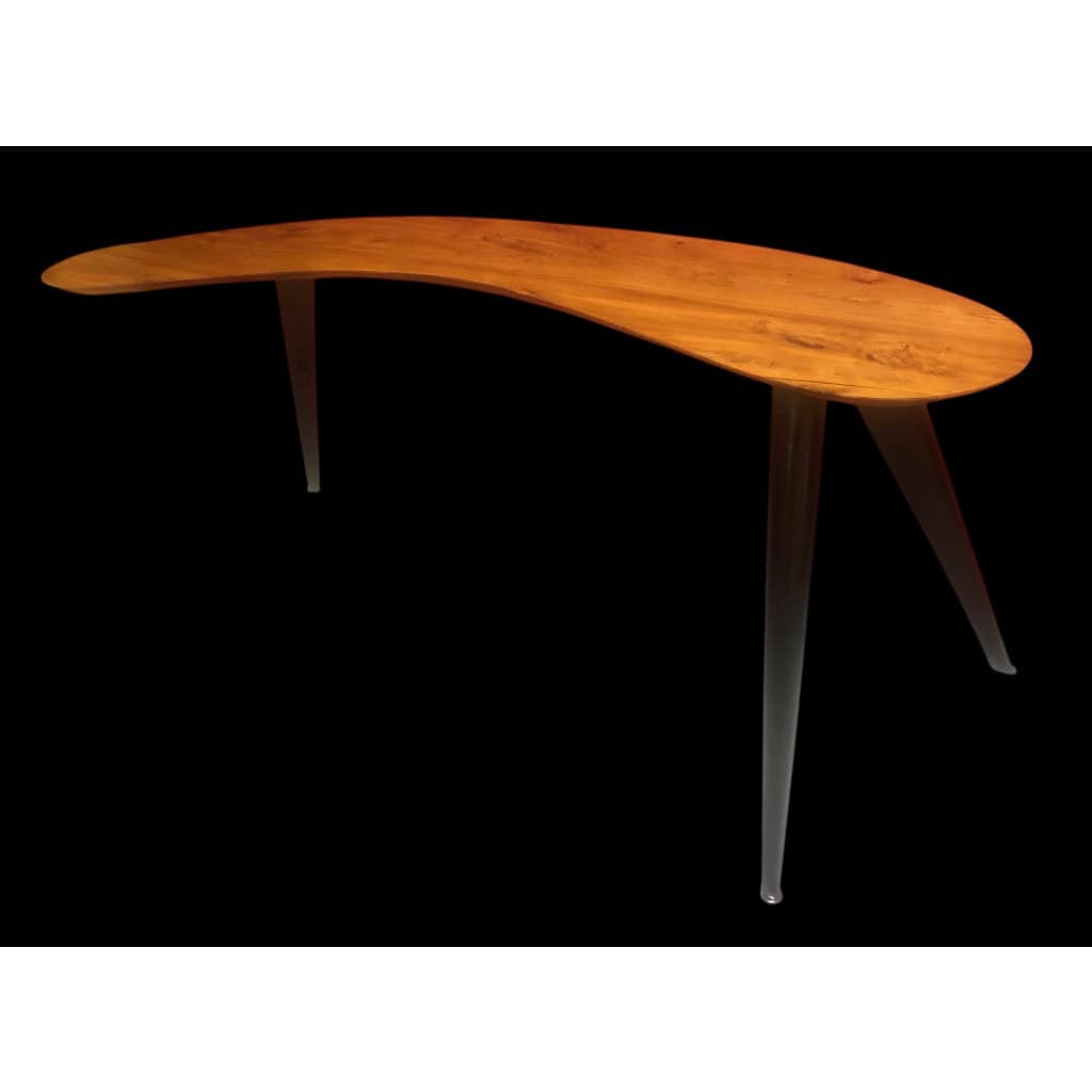 Bureau Boomerang de style design en bois fruitier reposant sur trois pieds en métal. 5
