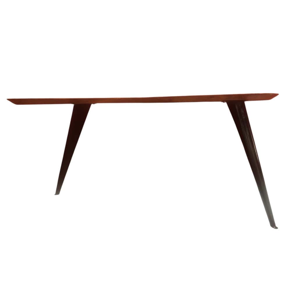 Bureau Boomerang de style design en bois fruitier reposant sur trois pieds en métal. 6