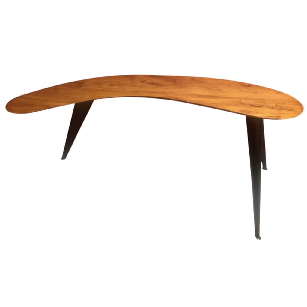 Bureau Boomerang de style design en bois fruitier reposant sur trois pieds en métal. 7