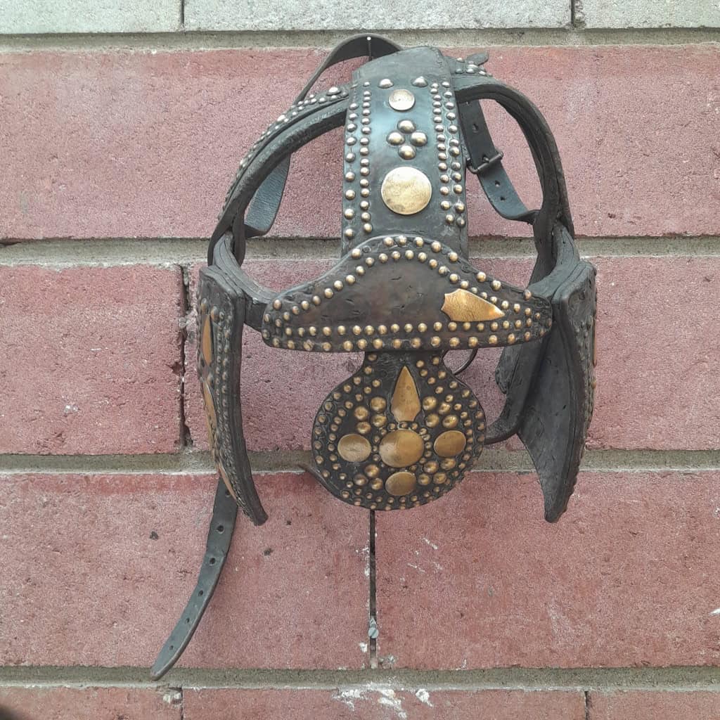 Casque de parade de cheval de cirque (ou éléphanteau), XIXÈME, cuir clouté laiton 4