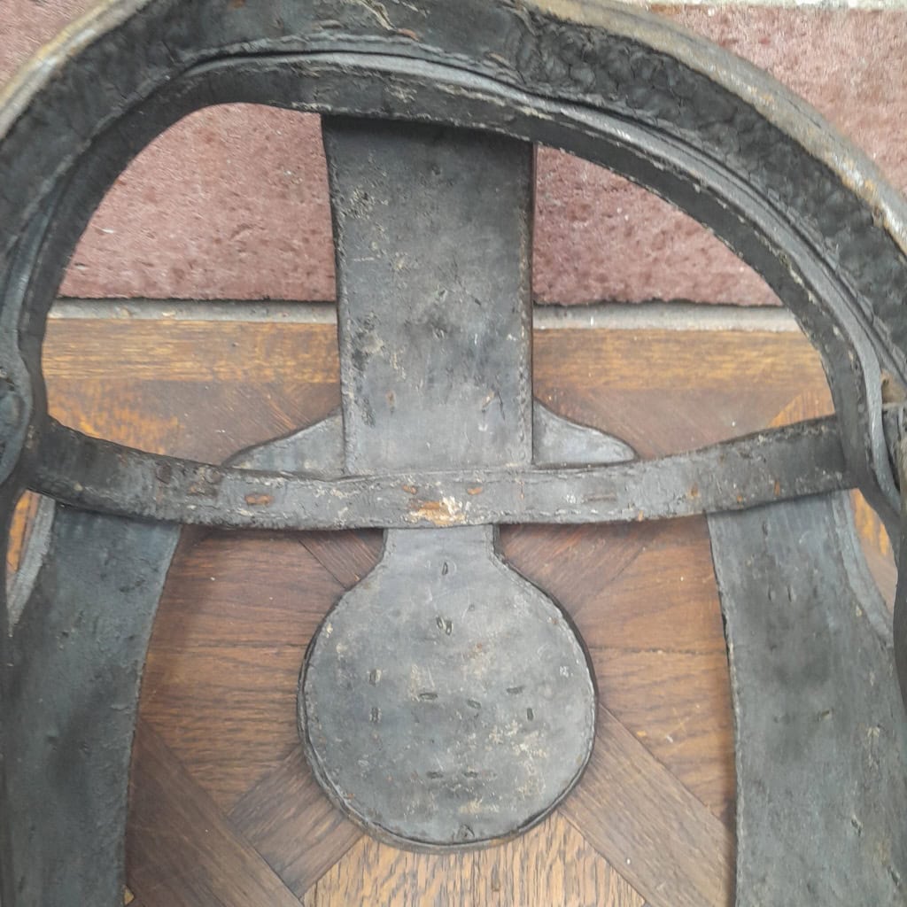 Casque de parade de cheval de cirque (ou éléphanteau), XIXÈME, cuir clouté laiton 10
