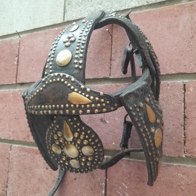 Casque de parade de cheval de cirque (ou éléphanteau), XIXÈME, cuir clouté laiton