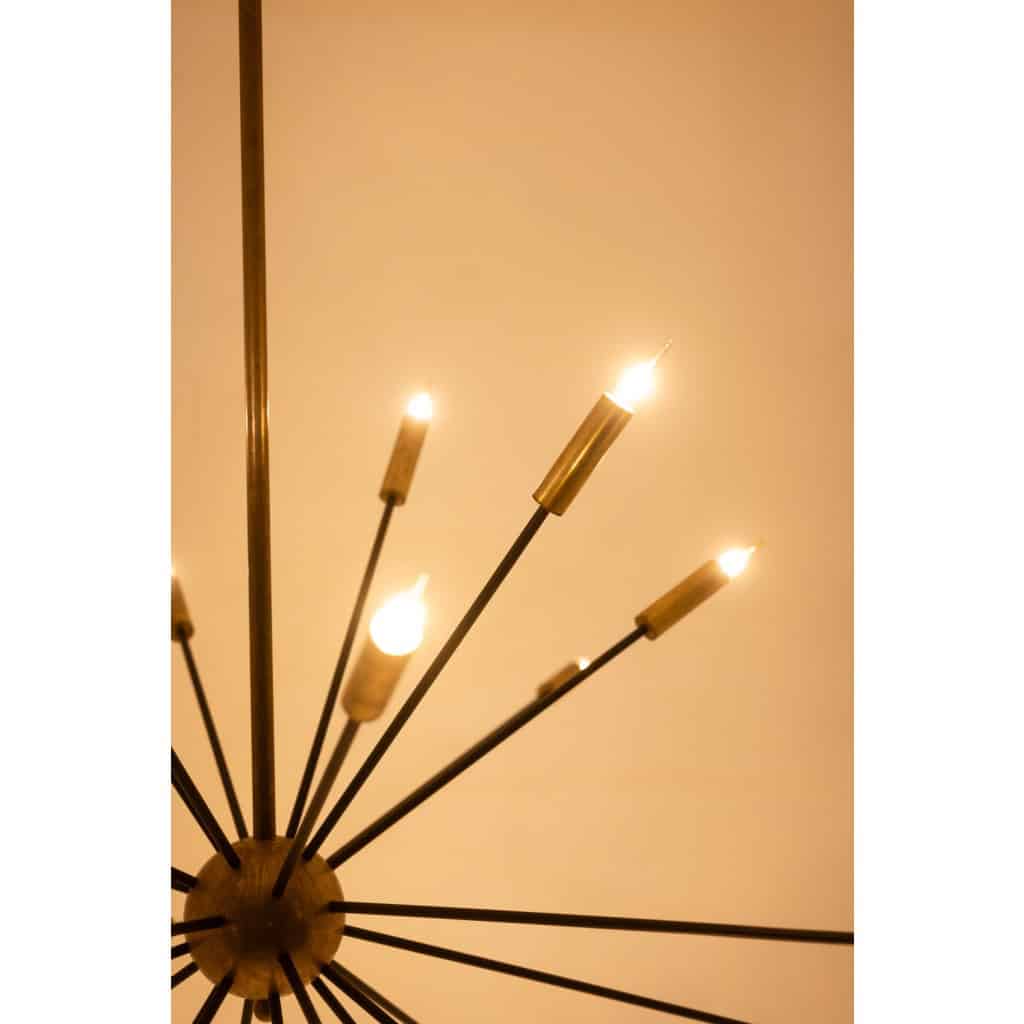 Lustre de forme Spoutnik en laiton doré patiné et laqué noir. Contemporain. LS64501609P 7