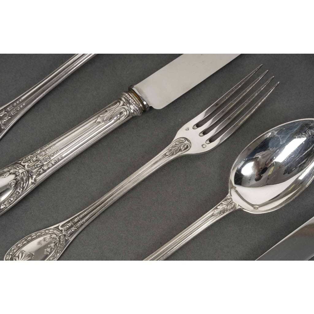 ODIOT – Ménagère de couverts 99 pièces argent massif modèle « LOUVECIENNES » XXè 25