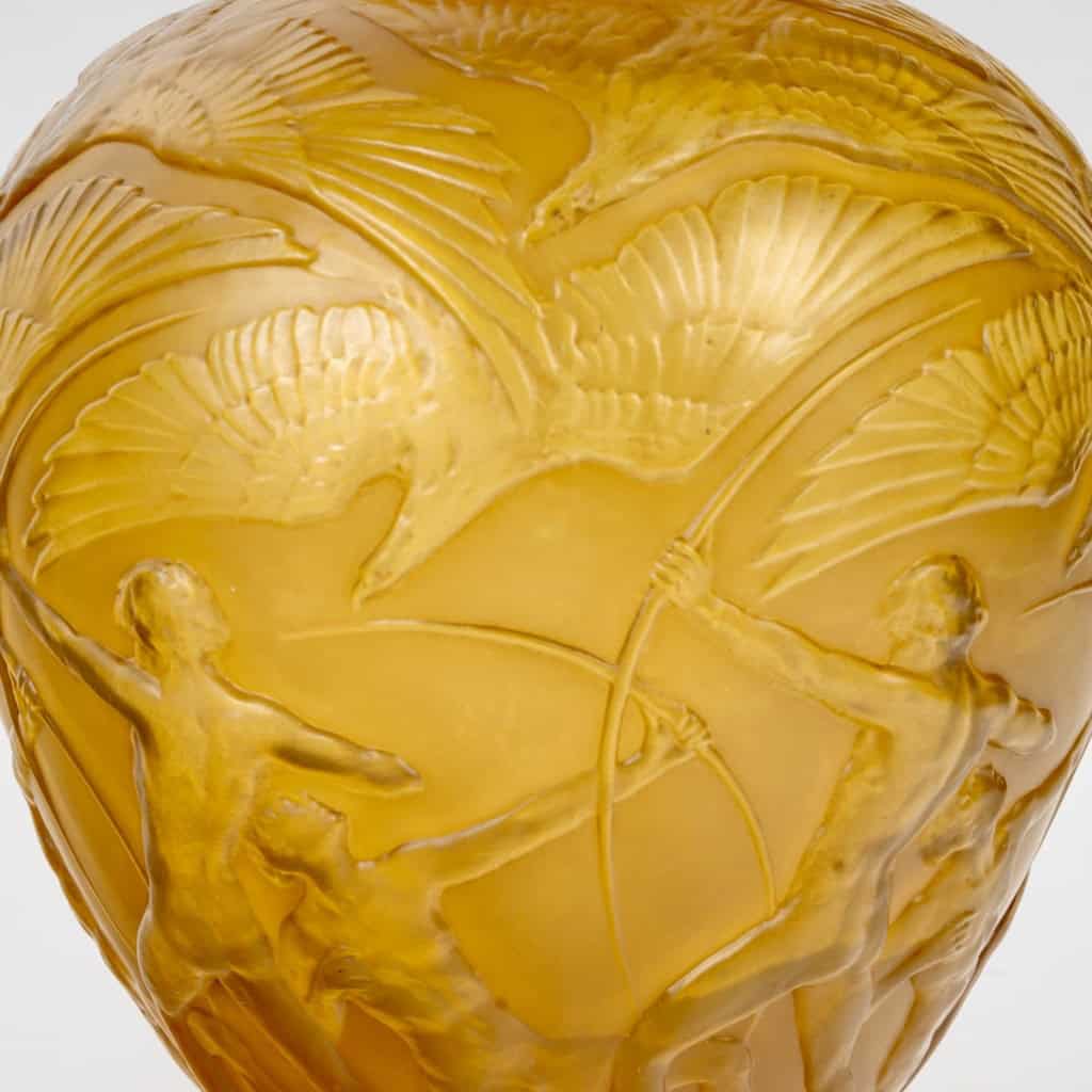 1921 René Lalique – Vase Archers Verre Butterscotch Patiné Sépia 6