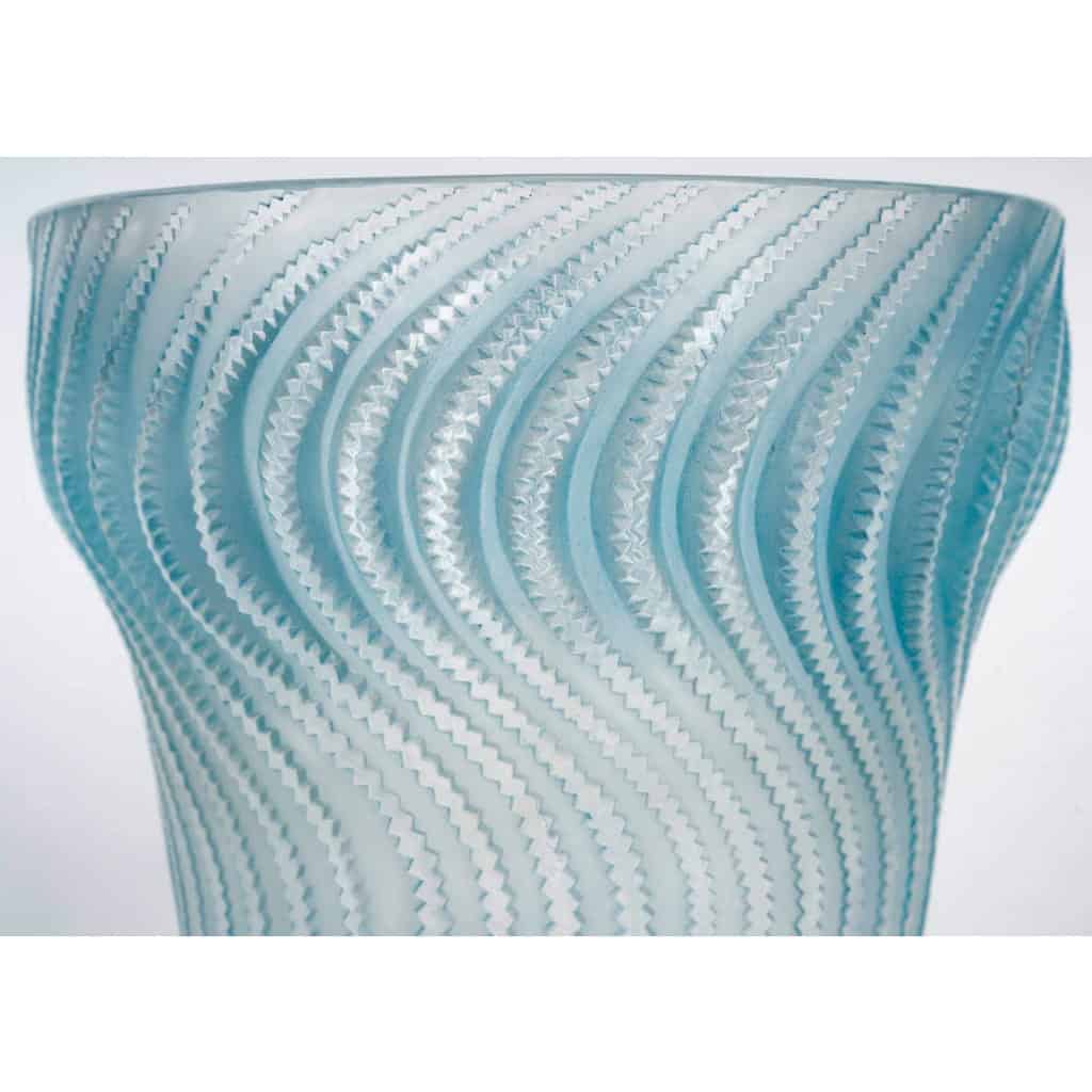1934 René Lalique – Vase Art Déco Actinia Verre Blanc Patiné Bleu 5