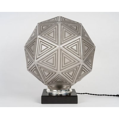 1925 René Lalique – Lampe de Table Art Déco Nanking Verre Blanc Patiné Gris
