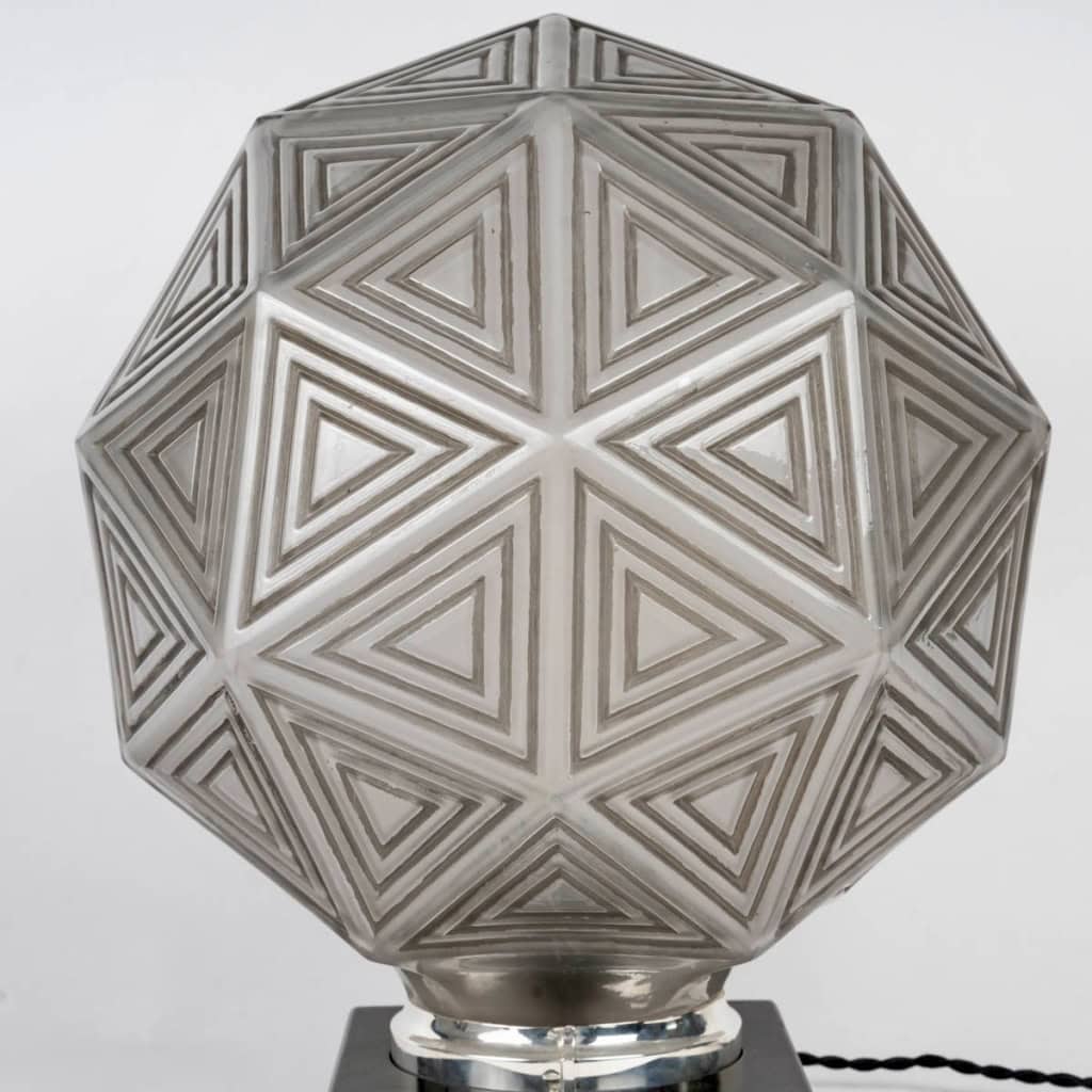 1925 René Lalique – Lampe de Table Art Déco Nanking Verre Blanc Patiné Gris 5