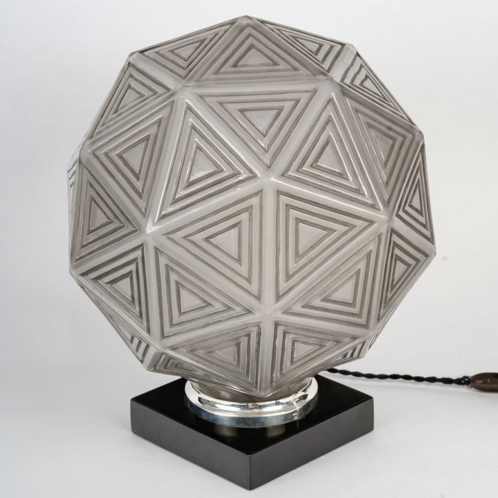 1925 René Lalique – Lampe de Table Art Déco Nanking Verre Blanc Patiné Gris 4