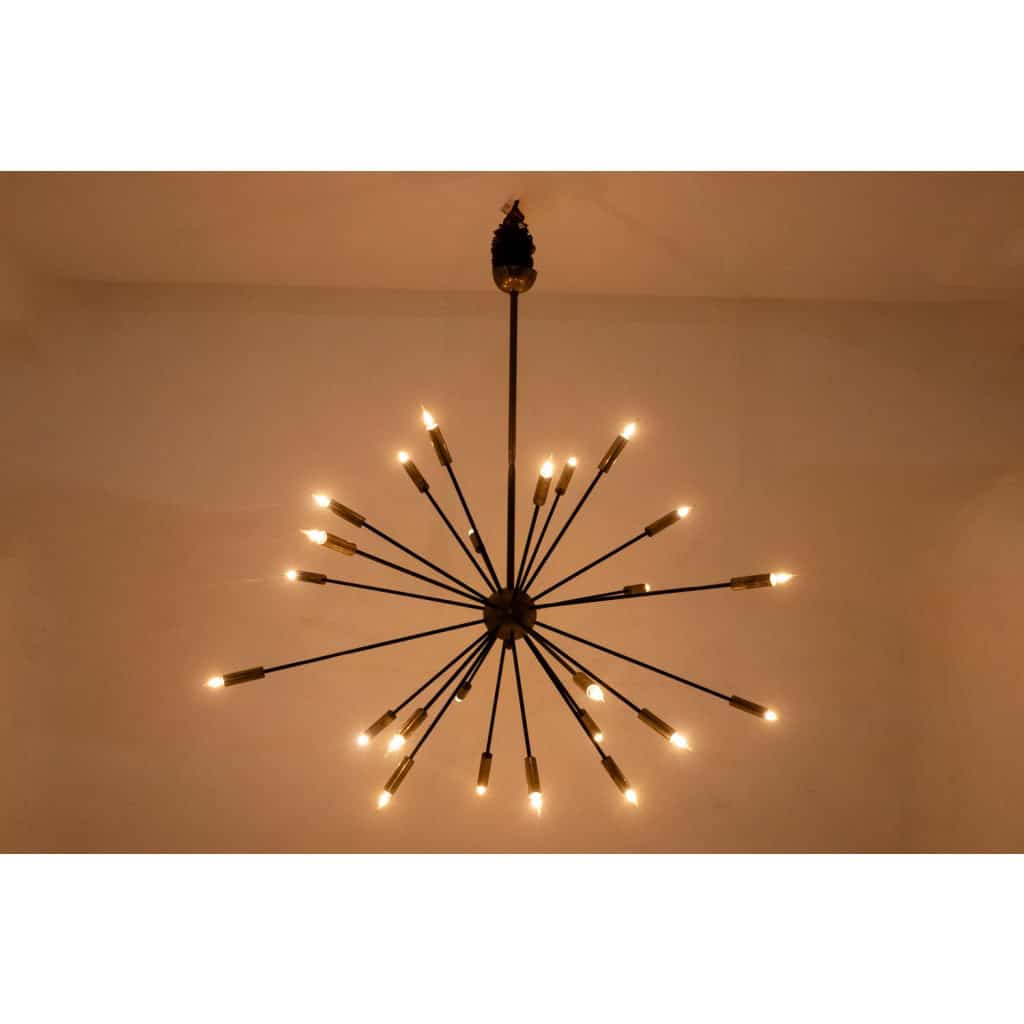 Lustre de forme Spoutnik en laiton doré patiné et laqué noir. Contemporain. LS64501609P 4
