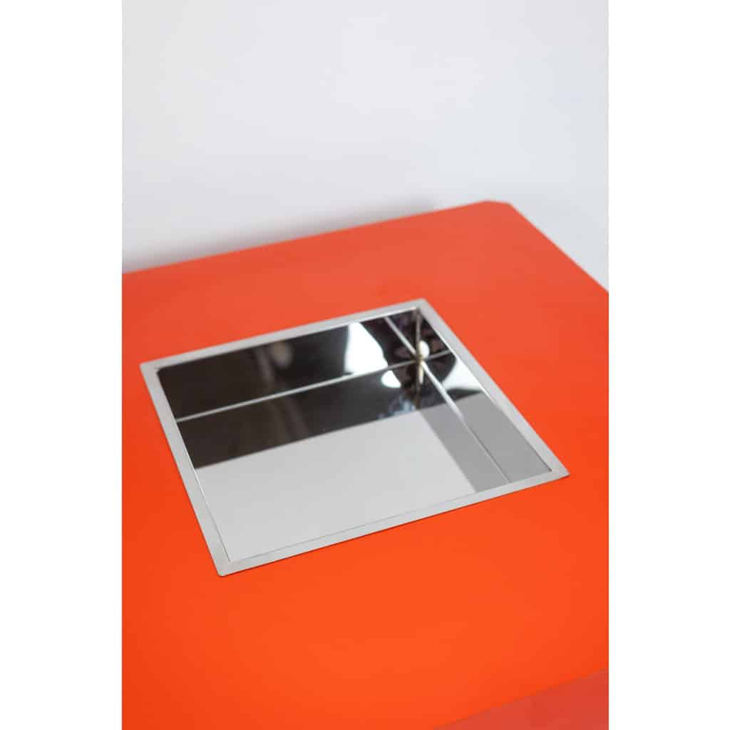 Willy Rizzo. Table basse laquée formant bar. Années 1970. LS64841359O 10