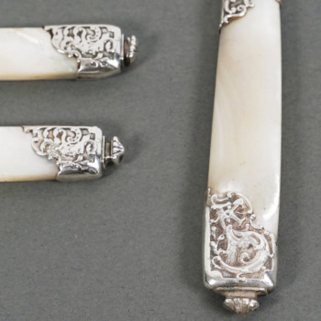 Orfèvre MERITE – Ensemble de 36 couteaux en nacre et argent Fin XIXe 12