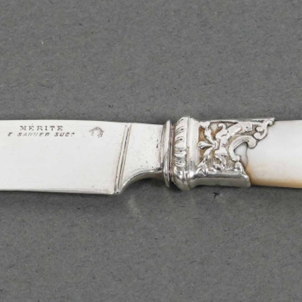Orfèvre MERITE – Ensemble de 36 couteaux en nacre et argent Fin XIXe 13