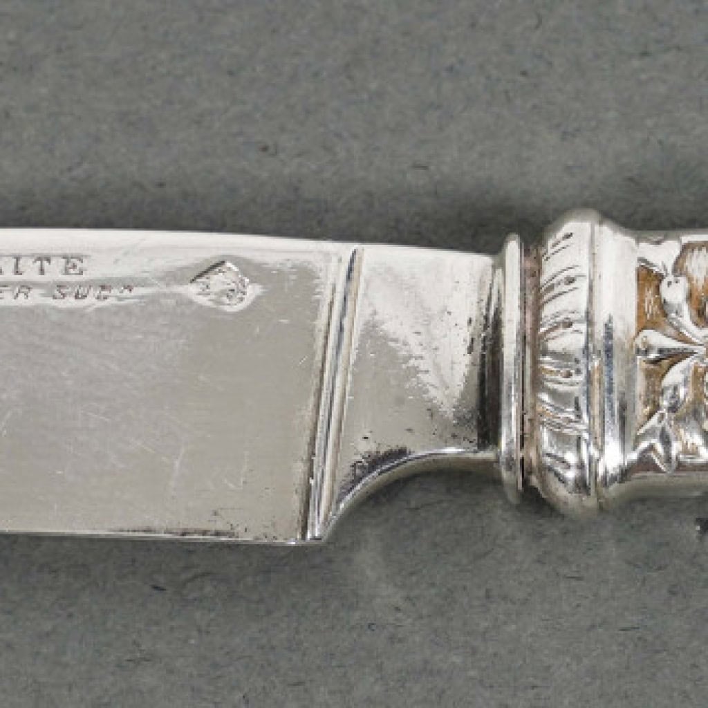 Orfèvre MERITE – Ensemble de 36 couteaux en nacre et argent Fin XIXe 14