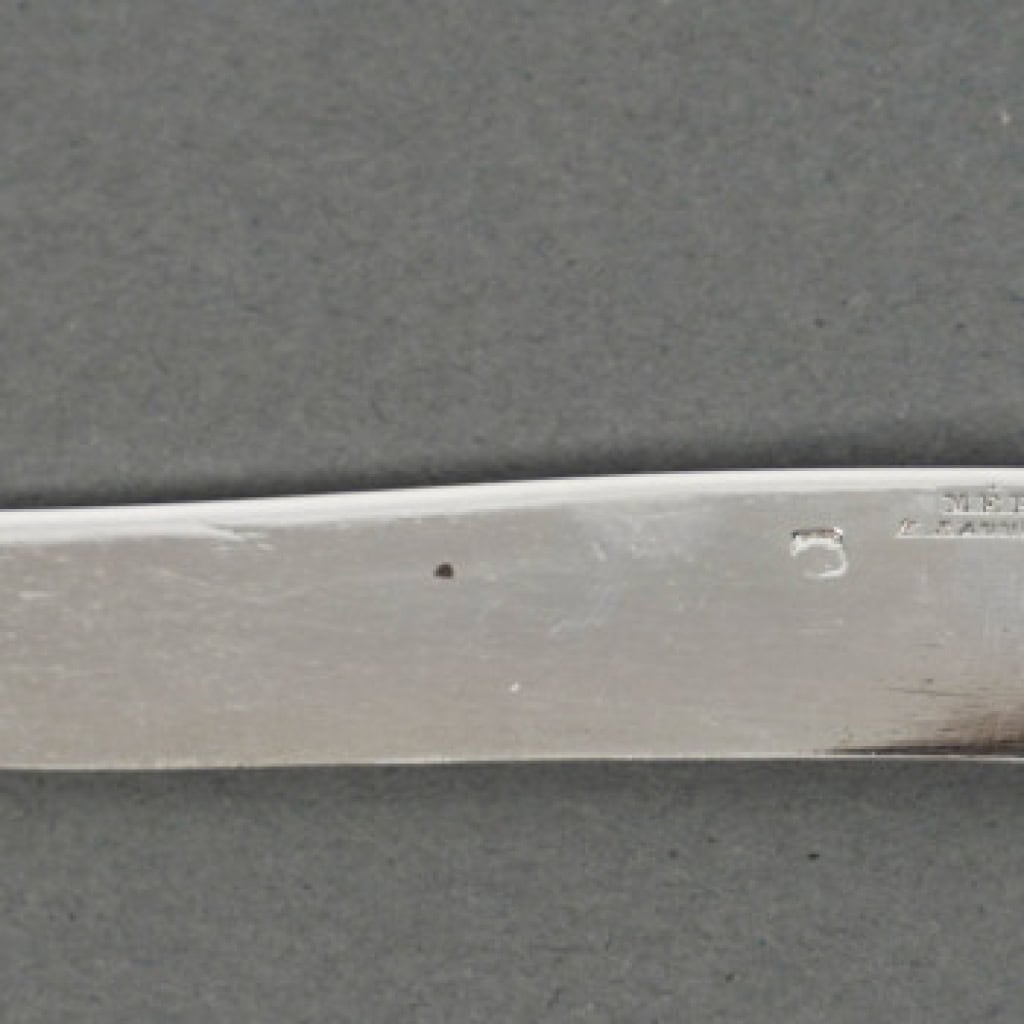 Orfèvre MERITE – Ensemble de 36 couteaux en nacre et argent Fin XIXe 15