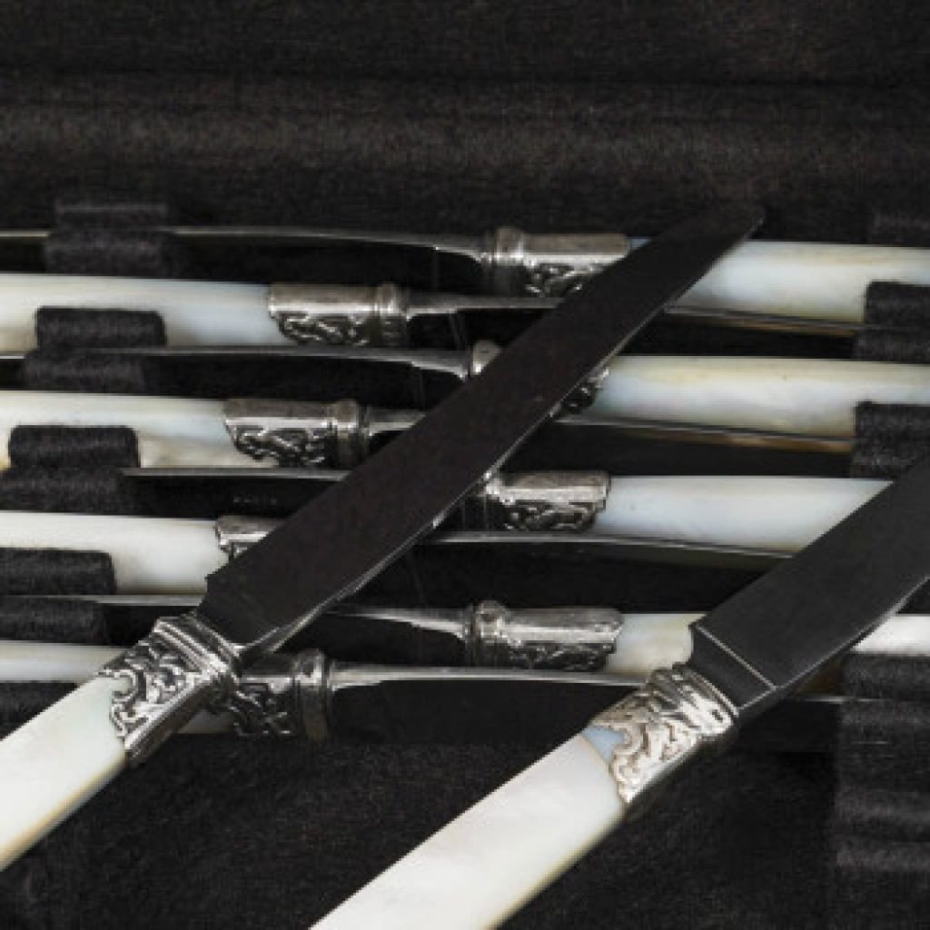 Orfèvre MERITE – Ensemble de 36 couteaux en nacre et argent Fin XIXe 17