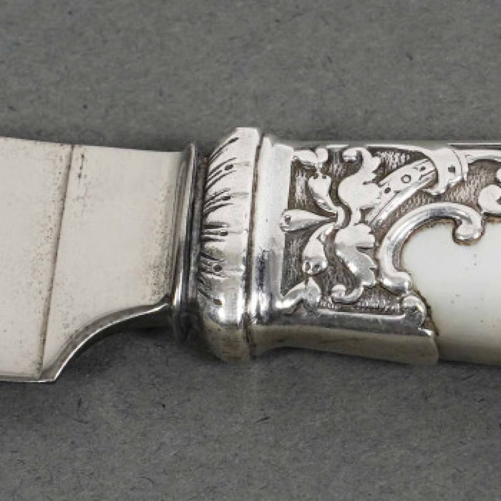 Orfèvre MERITE – Ensemble de 36 couteaux en nacre et argent Fin XIXe 18