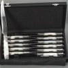 Orfèvre MERITE – Ensemble de 36 couteaux en nacre et argent Fin XIXe 52