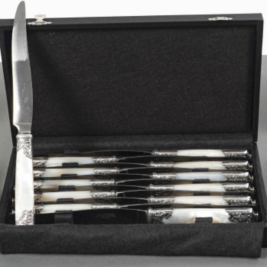 Orfèvre MERITE – Ensemble de 36 couteaux en nacre et argent Fin XIXe 24