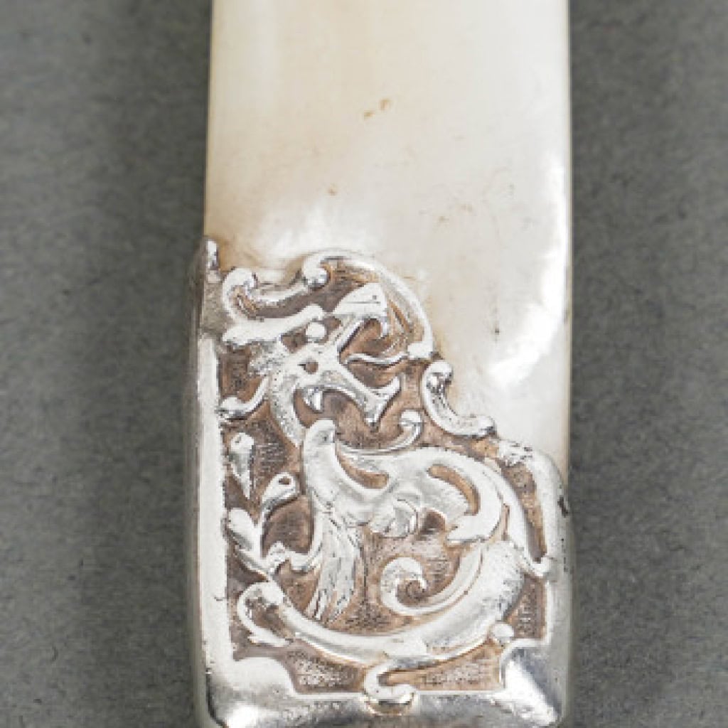 Orfèvre MERITE – Ensemble de 36 couteaux en nacre et argent Fin XIXe 28