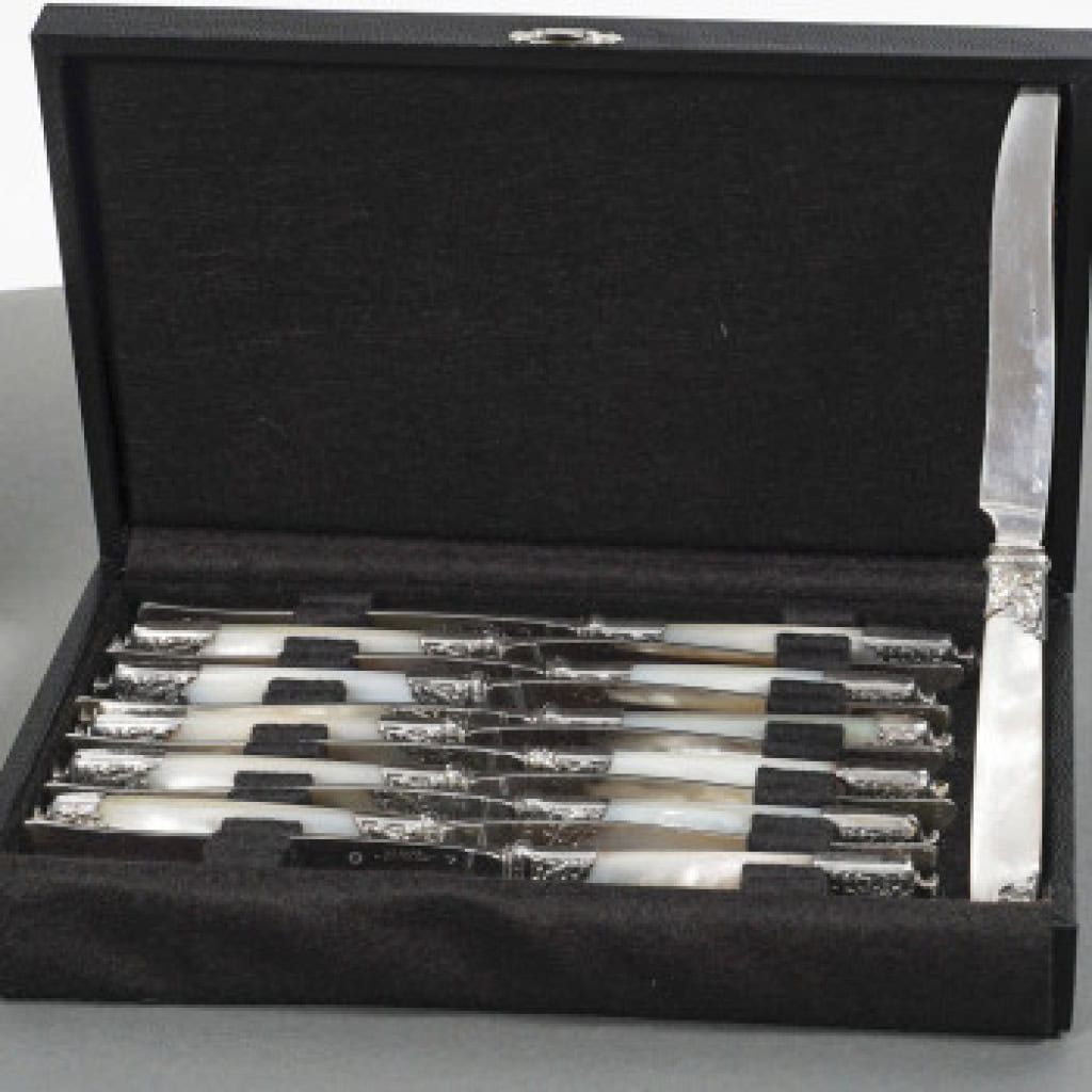 Orfèvre MERITE – Ensemble de 36 couteaux en nacre et argent Fin XIXe 6