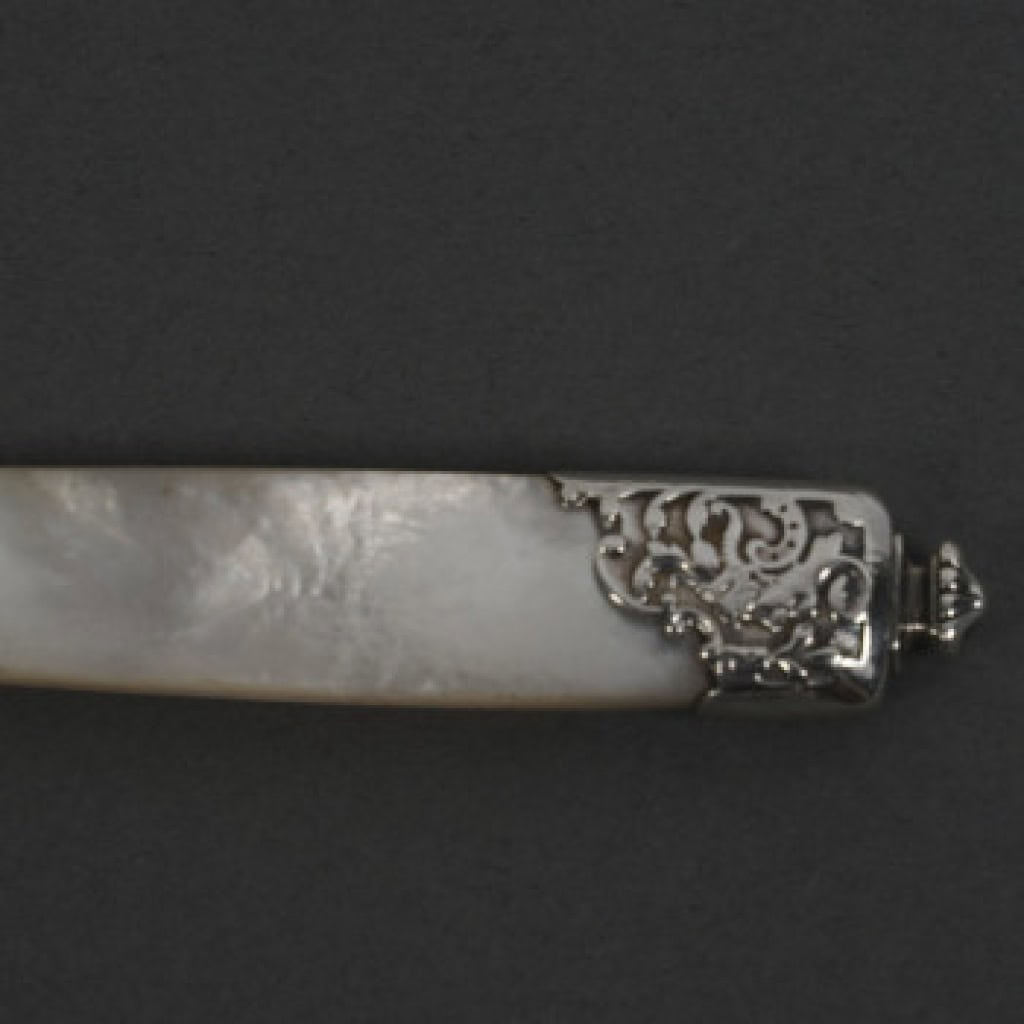 Orfèvre MERITE – Ensemble de 36 couteaux en nacre et argent Fin XIXe 29