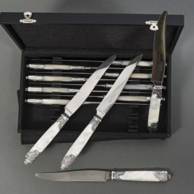 Orfèvre MERITE – Ensemble de 36 couteaux en nacre et argent Fin XIXe