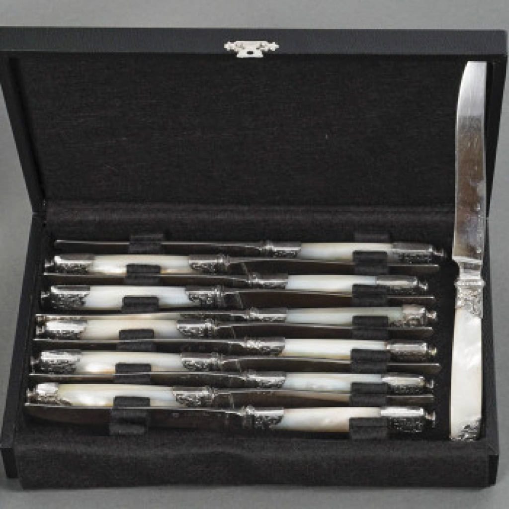 Orfèvre MERITE – Ensemble de 36 couteaux en nacre et argent Fin XIXe 7