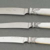 Orfèvre MERITE – Ensemble de 36 couteaux en nacre et argent Fin XIXe 37
