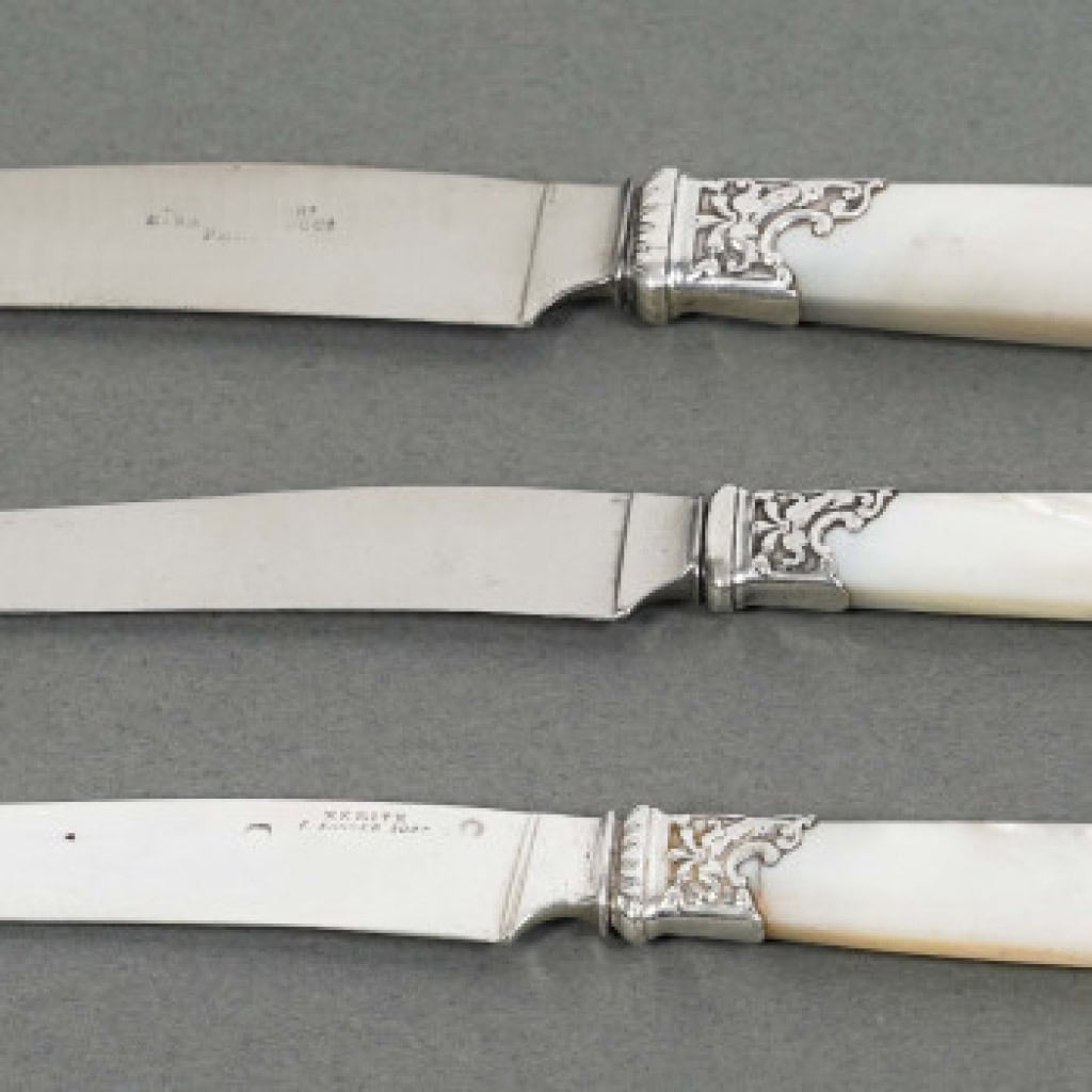Orfèvre MERITE – Ensemble de 36 couteaux en nacre et argent Fin XIXe 8