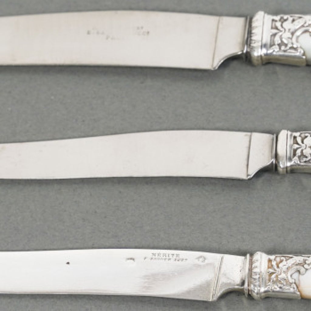 Orfèvre MERITE – Ensemble de 36 couteaux en nacre et argent Fin XIXe 9