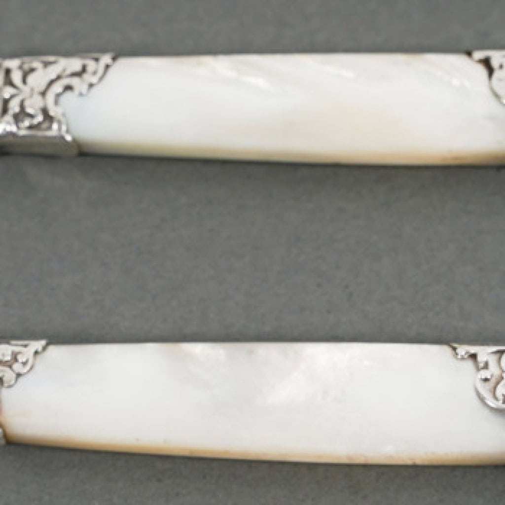 Orfèvre MERITE – Ensemble de 36 couteaux en nacre et argent Fin XIXe 10