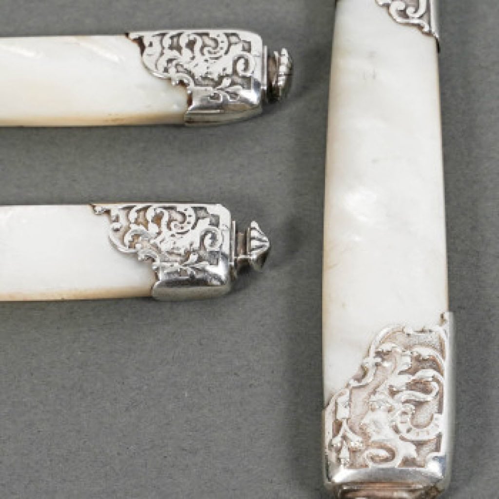Orfèvre MERITE – Ensemble de 36 couteaux en nacre et argent Fin XIXe 11