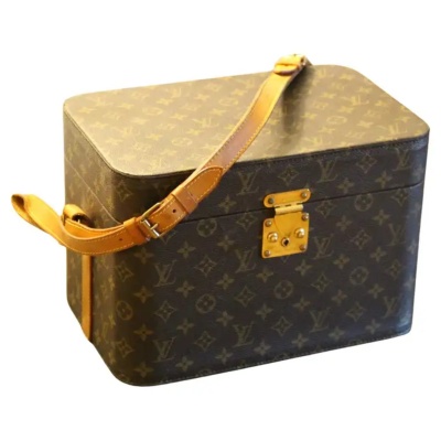 Vanity case Louis Vuitton à bandoulière. 3