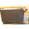 Vanity case Louis Vuitton à bandoulière. 27