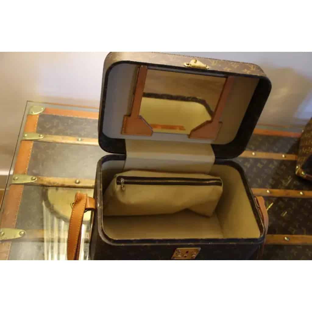 Vanity case Louis Vuitton à bandoulière. 14