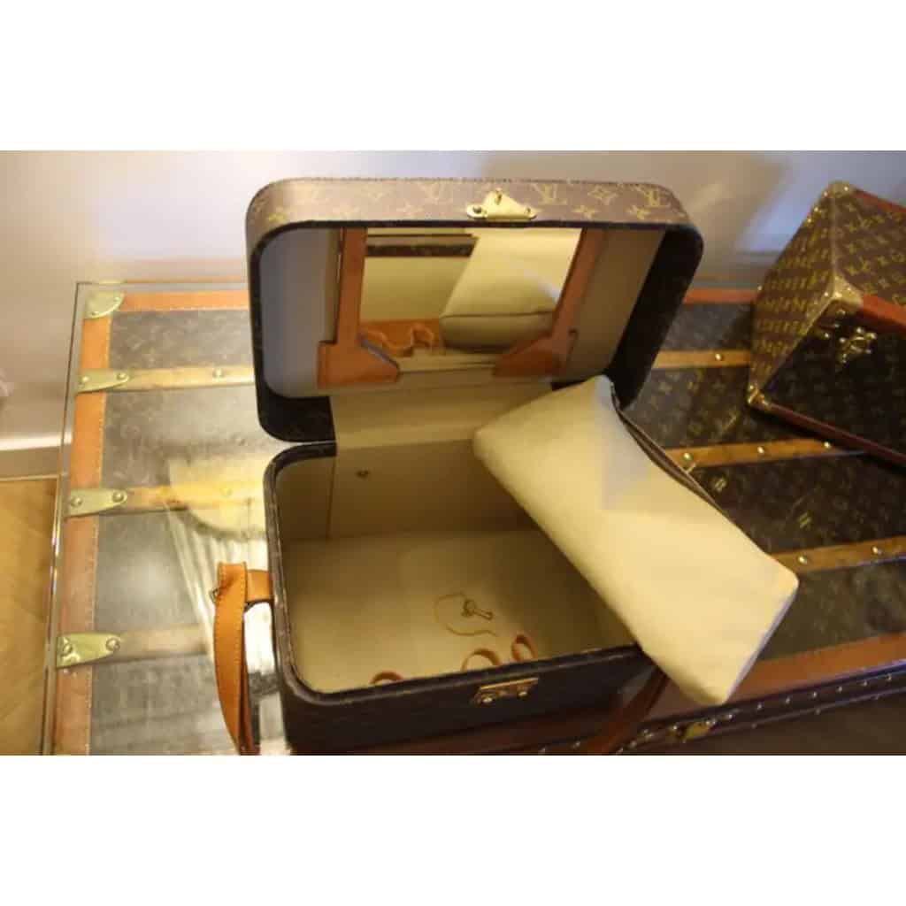 Vanity case Louis Vuitton à bandoulière. 16