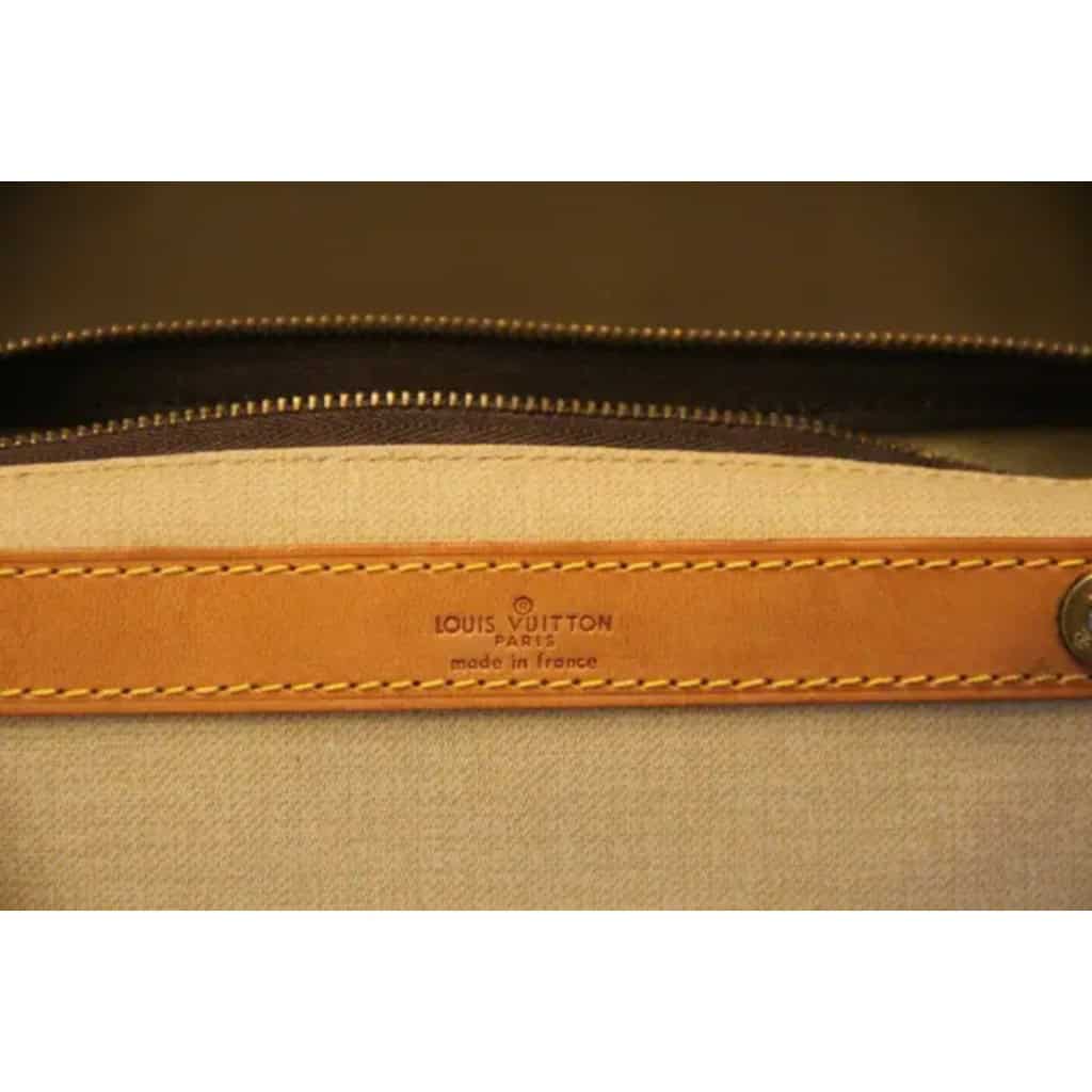 Vanity case Louis Vuitton à bandoulière. 17