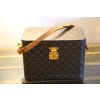 Vanity case Louis Vuitton à bandoulière. 21